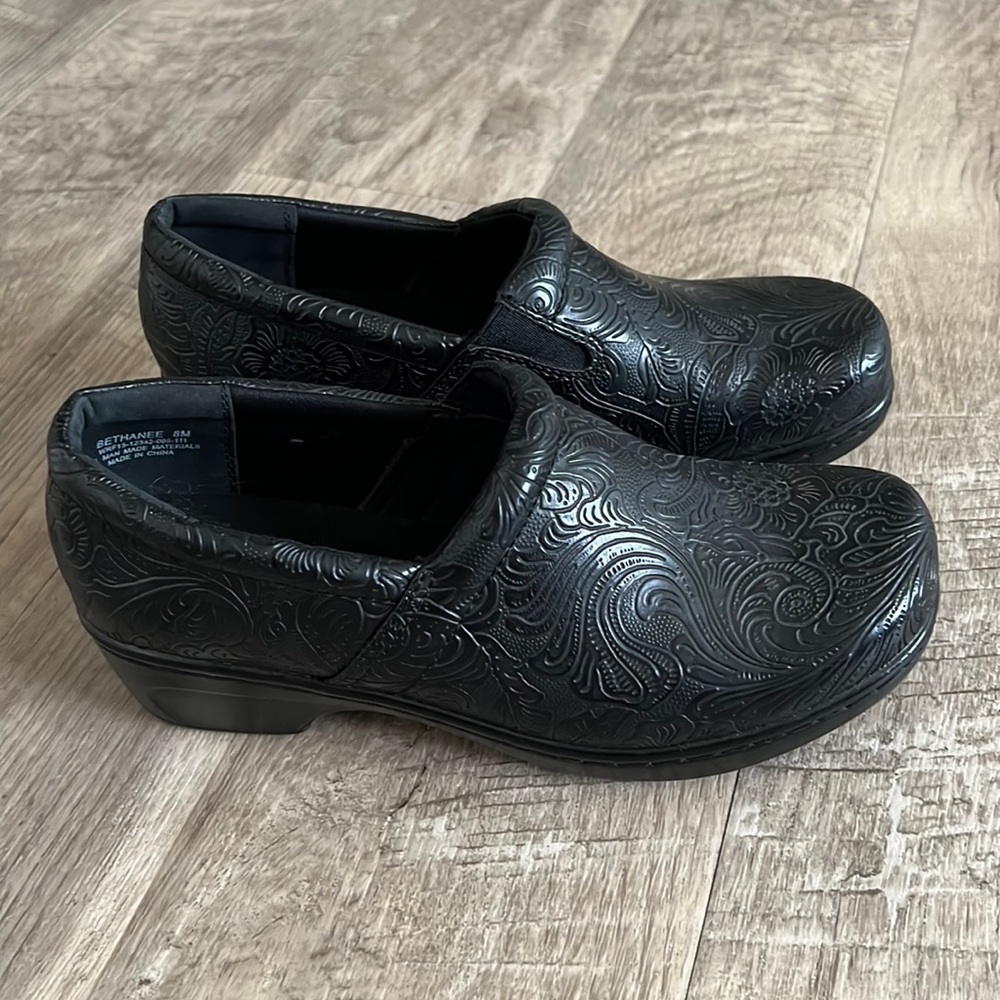 Yuu Bethanee Black Floral Clog.